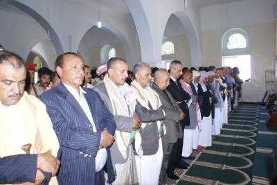 مايو نيوز - شيع اليوم بمدينة التربة بمحافظة تعز جثمان فقيد الوطن الشيخ عبدالولي أحمد سيف الشرجبي عضو مجلس الشوري , وكان في مقدمة المشيعين رئيس مجلس الشورى عبدالرحمن محمد علي عثمان ومحافظ تعز شوقي أحمد