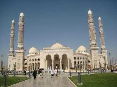 مايو نيوز - اعتبر خطباء المساجد كل من يلجأ إلى ثقافة السلاح والعنف والإرهاب لتحقيق أهدافه وغاياته خارجاً عن إجماع الأمة على اعتبار أن ذلك سيؤدي في نهاية المطاف إلى اقتتال الأمة وتمزيق وحدتها وتفتيت مقدراتها وبث الفتنة بين أبنائها.