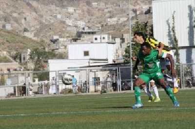 مايو نيوز - واصل الصقر  تعز زحفـة نحو البطولة الثالثة للدوري اليمني بكل جدارة واستحقاق بعد فوزه العريض بثلاثة اهداف من غير رد  في اللقاء الذي جمعه عصر الجمعة بضيفة
