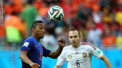 مايو نيوز - قلب المنتخب الهولندي تأخره بهدف أمام حامل لقب كاس العالم وأوربا المنتخب الاسباني إلى فوز عريض برباعية في المباراة التي تأتي ضمن أولى منافسات المجموعة الثانية لبطولة كأس العالم 2014، على ملعب "أرينا فونتي نوفا" بمدينة "سلفادور" البرازيلية، بقيادة الحكم الإيطالي نيكولا ريزولي.