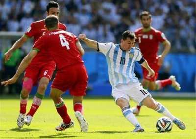 مايو نيوز - 
 خسر المنتخب الإيراني بهدف قاتل أمام نظيره الأرجنتيني في اللقاء الذي جمعهما اليوم السبت، ضمن المجموعة السادسة في مونديال البرازيل.
واحرز ميسي هدف اللقاء الوحيدة في الدقيقة 91 من تسديدة ماكرة، ليتربع منتخب