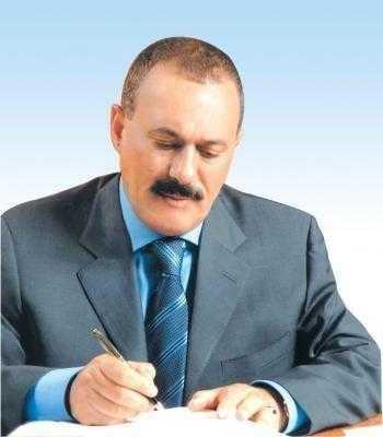 مايو نيوز - ونحن نودع شهر رمضان المبارك.. بعد أن منَّ الله سبحانه وتعالى على الجميع بصيامه وقيامه وأداء الواجبات المرتبطة به كما أمر وأراد عزّ وجل متطلعين إلى عظيم الجزاء وحسن الثواب، ونستقبل عيد الفطر السعيد الذي نسأل المولى -جلّت قدرته- أن يعيده على شعبنا أعواماً عديدة بالخير واليُ...منَ والبركات، فإنني أجدها فرصة سانحة.. وواجباً يفرض عليَّ أداؤه، أن أتقدم بخالص التهاني وأطيب التبريكات لكل المؤتمريين والمؤتمريات ولكل منتسبي أحزاب التحالف الوطني الديمقراطي.. وكل الذين يسكن قلوبهم الوفاء وتترجم أعمالهم صدق الإلتزام وعظمة الإنتماء، ومن خلالهم إلى كل أبناء شعبنا اليمني الكريم، وإلى أبطال القوات المسلحة والأمن المرابطين في مواقع الشرف والفداء..
راجين من الله سبحانه وتعالى، أن تكون أيام عيد الفطر المبارك تواصلاً لتلك المعاني والثمار والفضائل المؤكدة لقيم الإخاء والمحبة في الله والوطن، وأن تكون هذه المحطة الروحية السنوية حافزاً قويّاً وصادقاً لمعالجة ما في النفوس من العلل والضغائن والأحقاد العارضة وإعادة رص الصفوف في مواجهة التحدّيات العصيبة والمتفاقمة التي يواجهها الوطن ويعاني منها كل أبنائه.