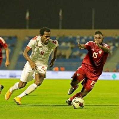 مايو نيوز - 
فرض التعادل السلبي نفسه على لقاء المنتخب الإماراتي (حامل اللقب) ونظيره العُماني مساء الجمعة على ستاد الأمير فيصل بن فهد بالرياض في إفتتاح مباريات المجموعة الثانية باليوم الثاني لبطولة كأس الخليج الثانية والعشرين "خليجي 22" المقامة حالياً بالعاصمة السعودية.
