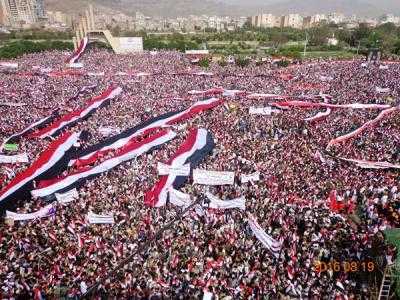 مايو نيوز - 
شهدت العاصمة صنعاء اليوم أكبر مسيرة جماهيرية ملايينية في تاريخ اليمن والمنطقة تأييدا ودعما ومباركة للمجلس السياسي الأعلى والاتفاق السياسي بين القوى الوطنية.
وتوافد الملايين من أبناء الشعب اليمني الذين تقاطروا من مختلف المحافظات إلى العاصمة صنعاء للمشاركة في هذه المسيرة الجماهيرية بميدان السبعين التي حضرها